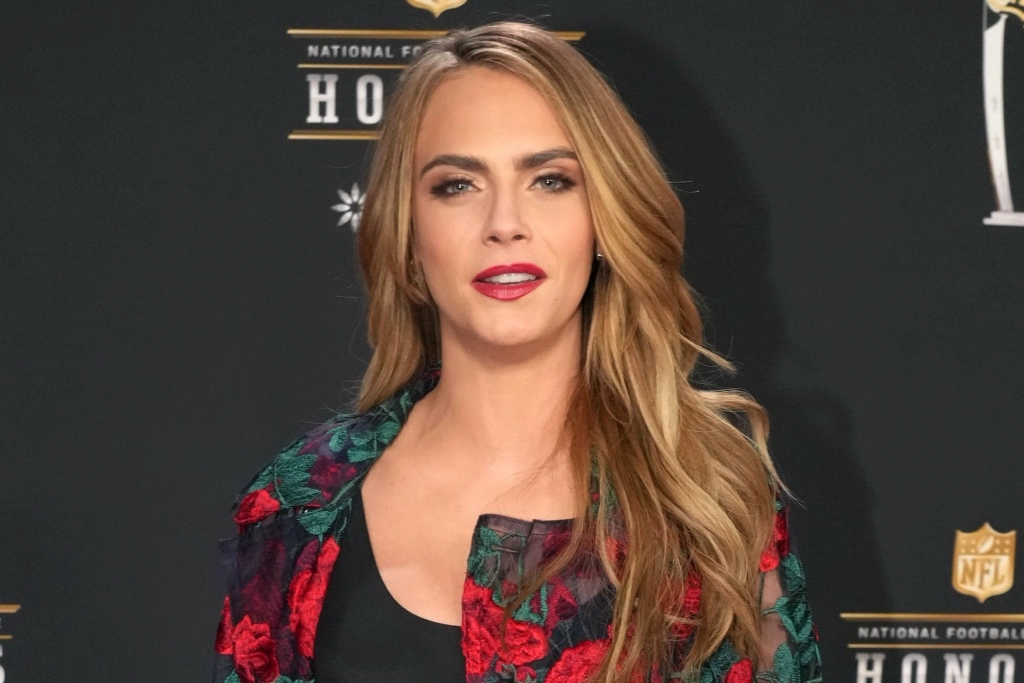 Cara Delevingne Height, Weight, Biography, Net Worth, Boyfriend & More