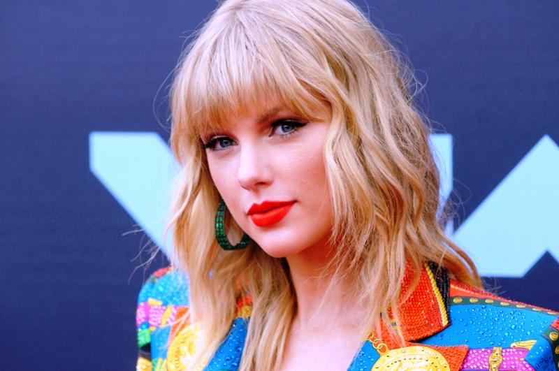 Taylor Swift Biography, Net Worth, Age, Height, Affairs, Husband, Family, Songs, Career 