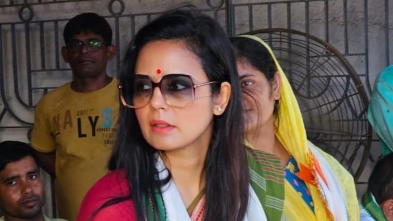 Politician Mahua Moitra Biography, Age, Height, Weight, Husband, Net ...