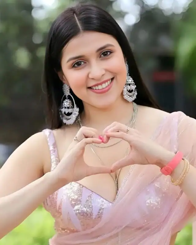 Mannara Chopra Height, Age, Boyfriend, Biography And More