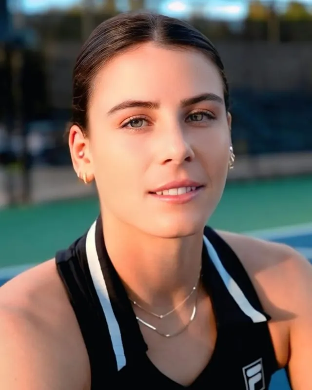 Emma Navarro Age, Height, Husband, Net Worth And More