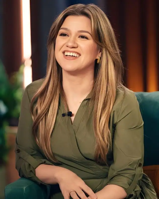Kelly Clarkson Height, Age, Family, Songs, Net Worth And More