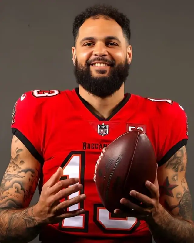 Mike Evans Height, Age, Wife, Stats, Net Worth And More