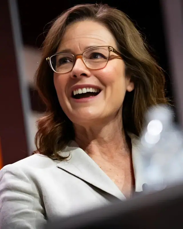 Amy Coney Barrett Age, Height, Husband, Net Worth And More